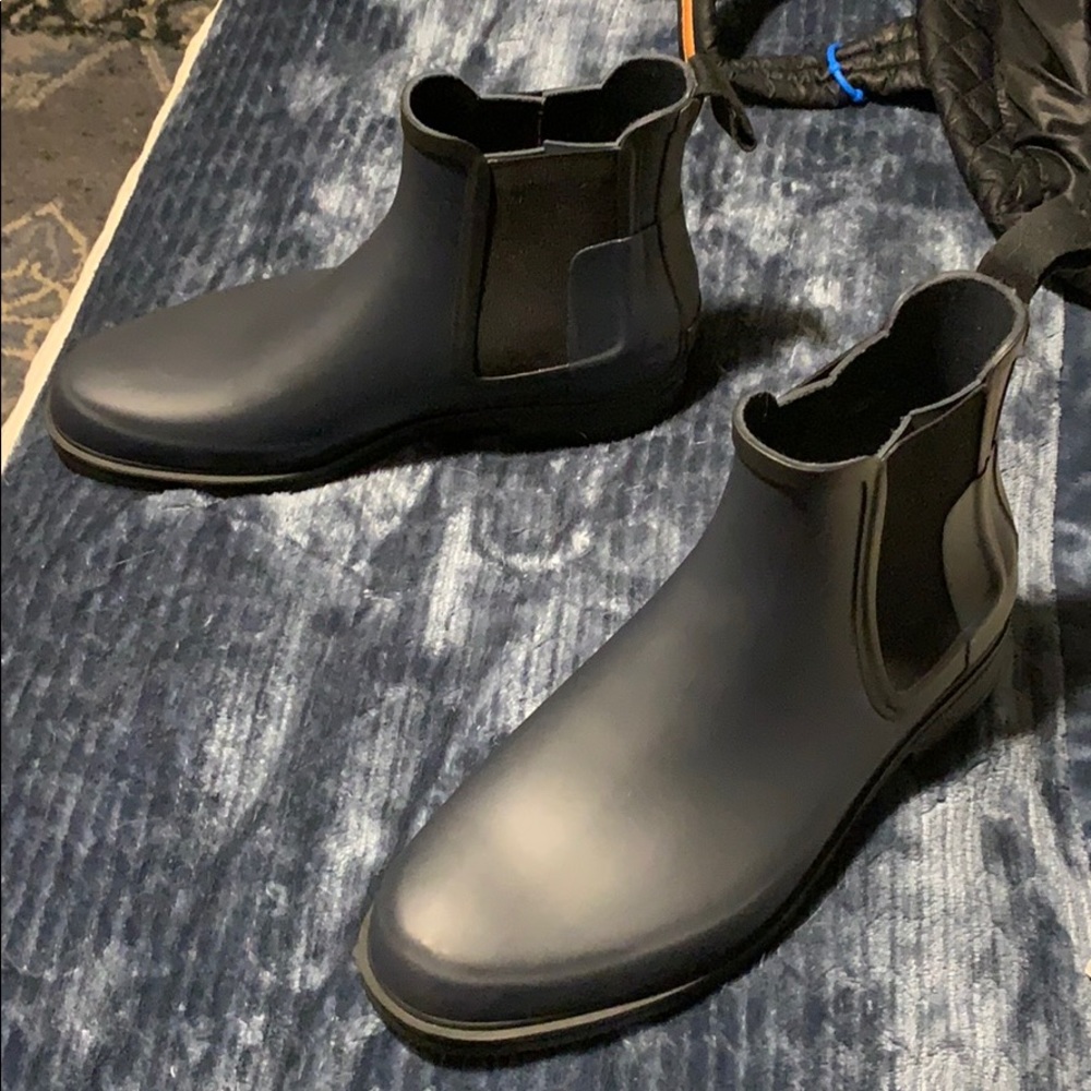 Size 8  Hunter short waterproof rain boot - Picture 4 of 4